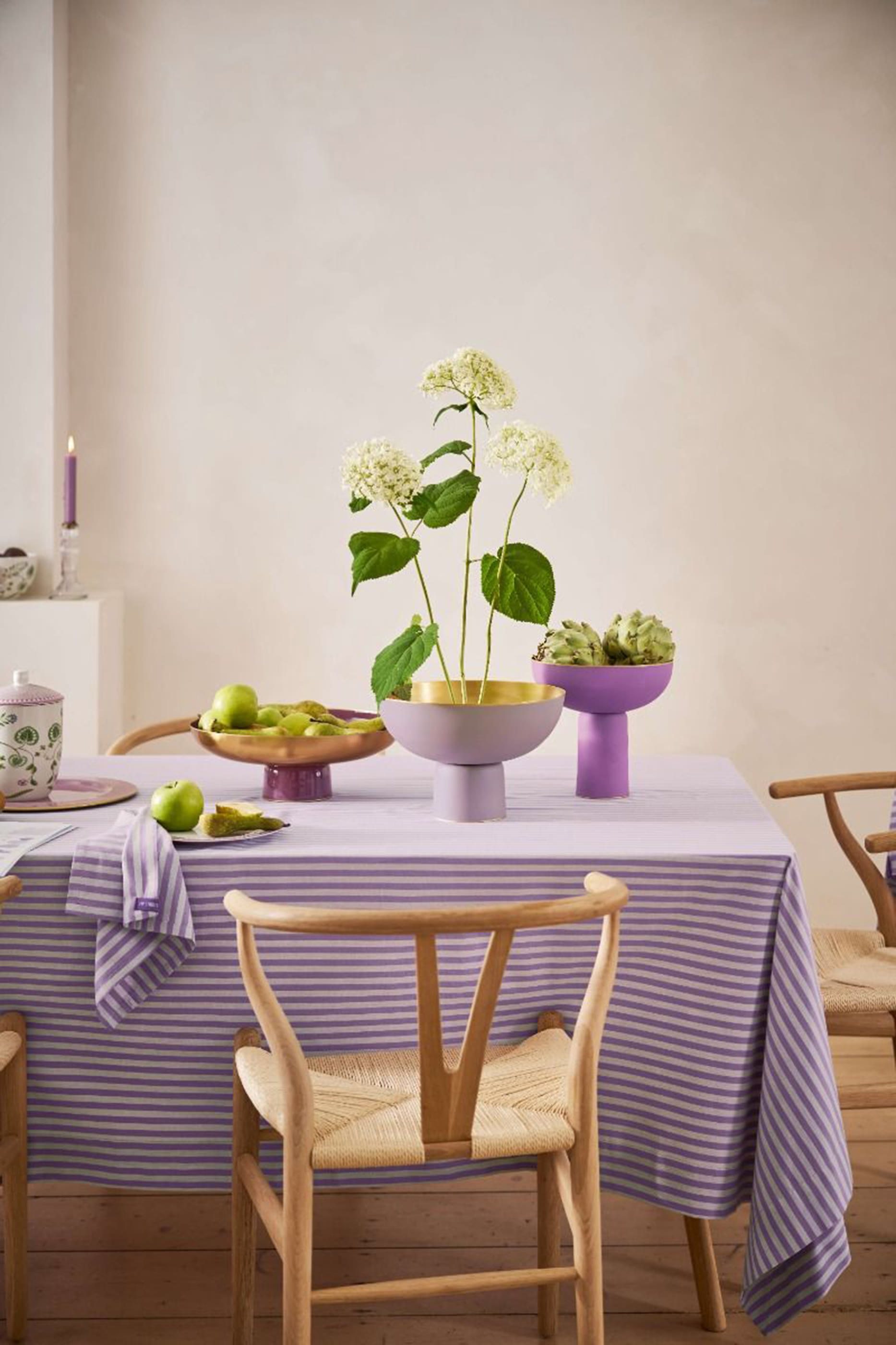 مفرش طاولة مخطط